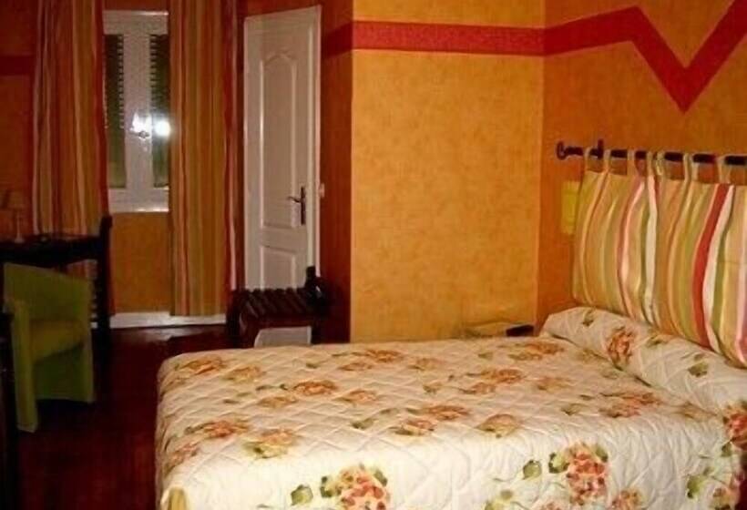Отель Hôtel Les Pyrénées