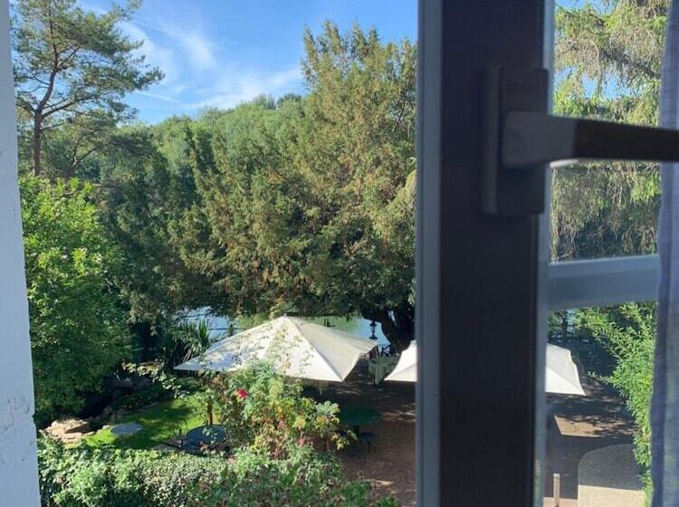 ホテル L Auberge Du Port Des Roches