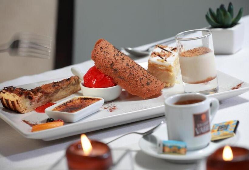 호텔 Logis   Hôtel & Restaurant Les Trois Fontaines