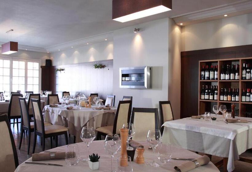 Отель Logis Hôtel & Restaurant Les Trois Fontaines