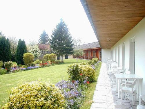 호텔 Logis   Hôtel & Restaurant Les Trois Fontaines