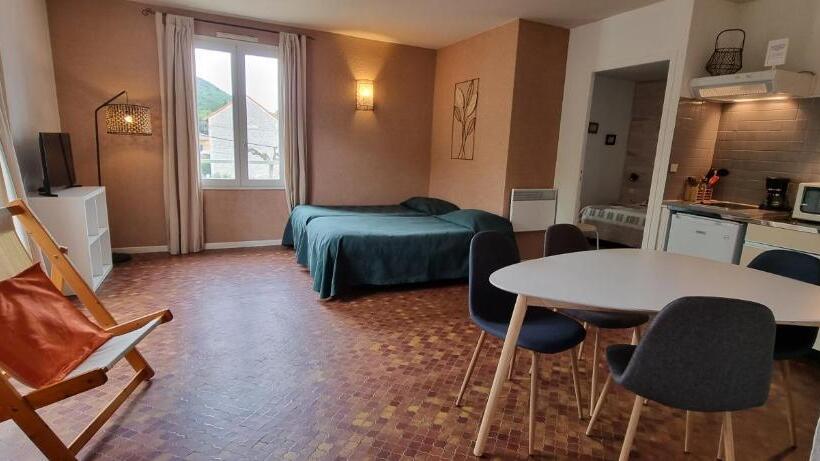 호텔 Logis Hôtels Le Saint Marc