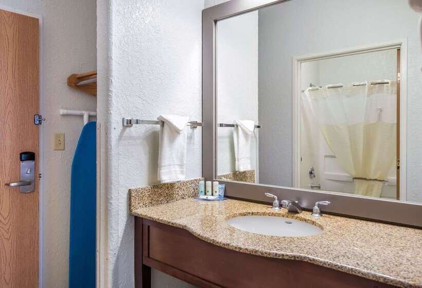 בית מלון כפרי Quality Inn & Suites West