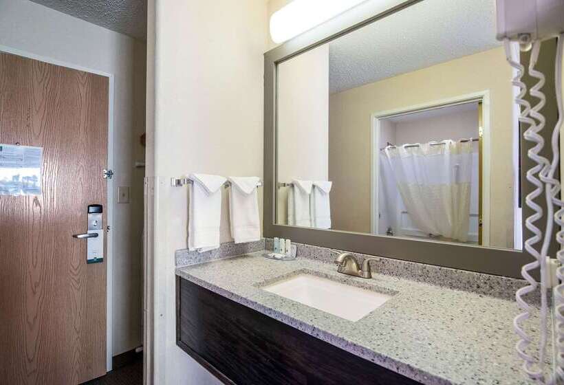 בית מלון כפרי Quality Inn & Suites West