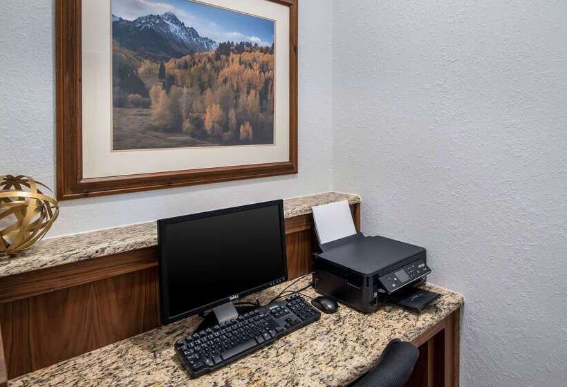 בית מלון כפרי Quality Inn & Suites West