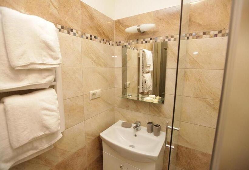 ベッドアンドブレックファースト Kalvin Restaurant & Pension