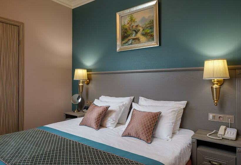 Mini Hotel Biography