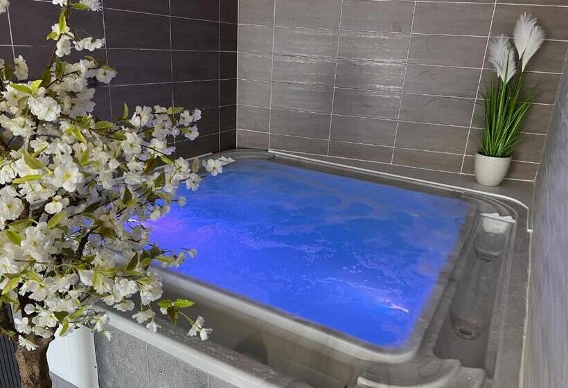 هتل Hôtel Calme Des Pins & Spa
