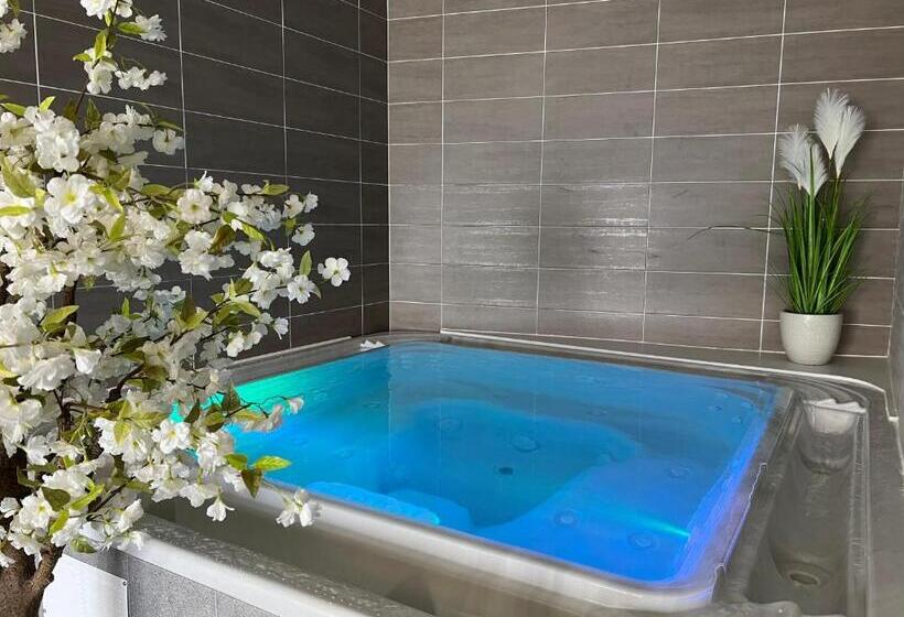 هتل Hôtel Calme Des Pins & Spa
