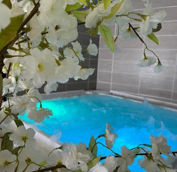 هتل Hôtel Calme Des Pins & Spa