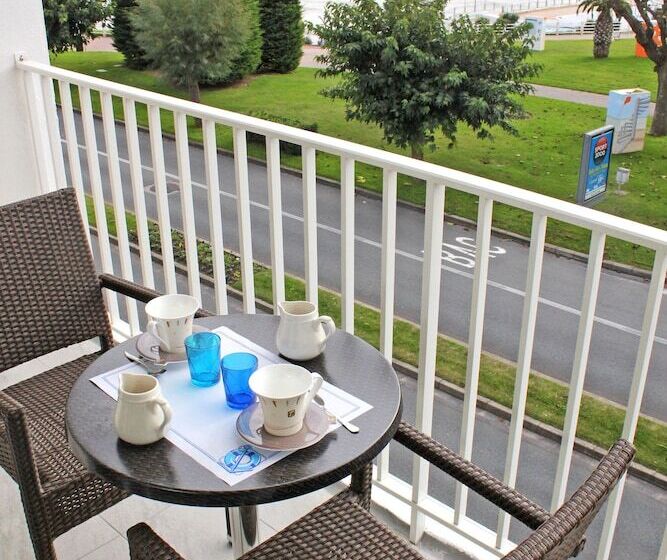 هتل Logis Hôtel Les Bleuets