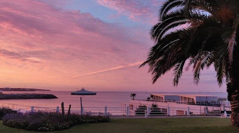 فندق Logis Hôtel Les Bleuets