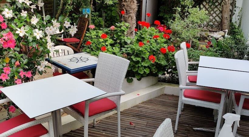 هتل Logis Hôtel Les Bleuets