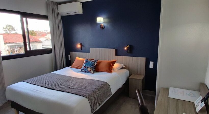 هتل Logis Hôtel Les Bleuets
