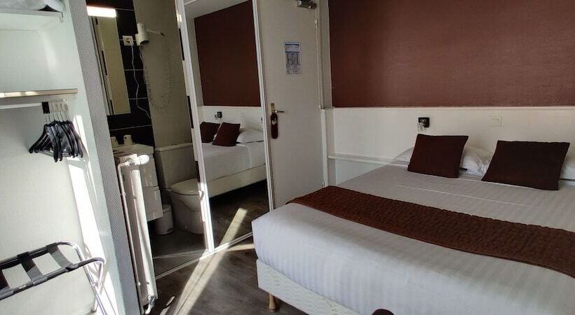 هتل Logis Hôtel Les Bleuets