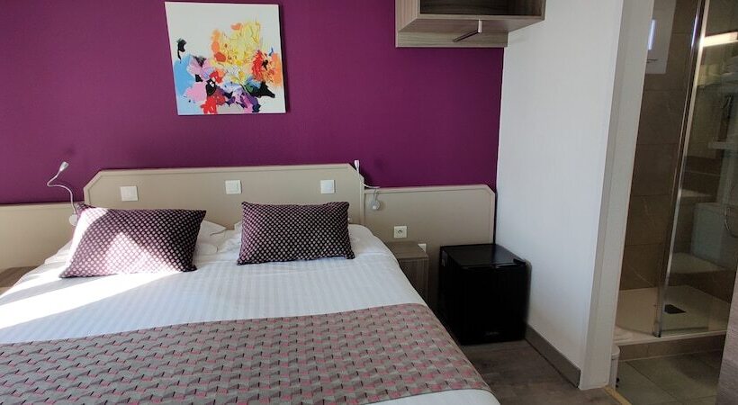 هتل Logis Hôtel Les Bleuets