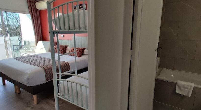 هتل Logis Hôtel Les Bleuets