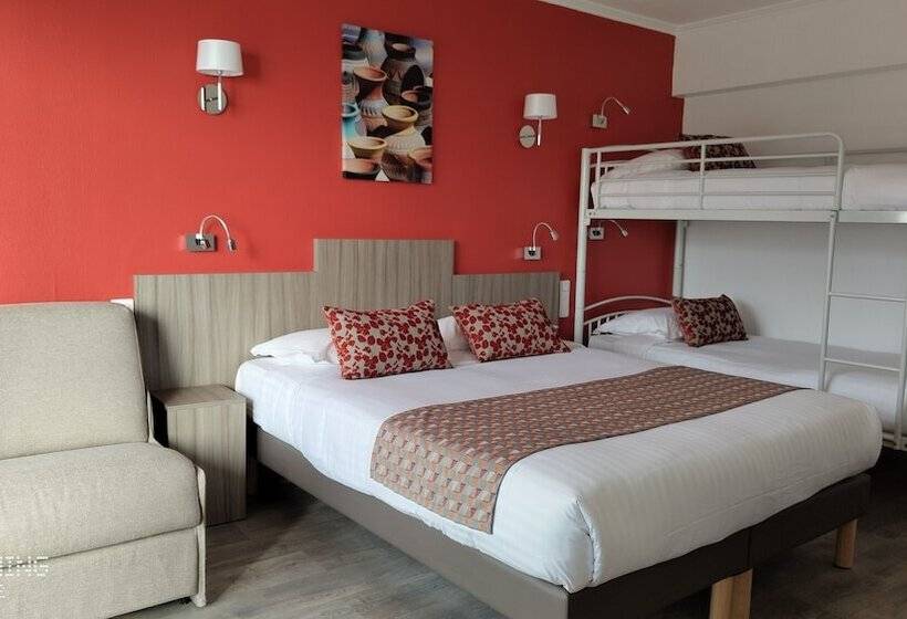هتل Logis Hôtel Les Bleuets