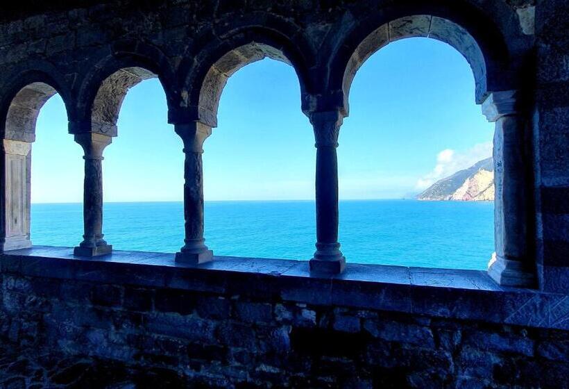 تختخواب و صبحانه L Americano Luxury Rooms