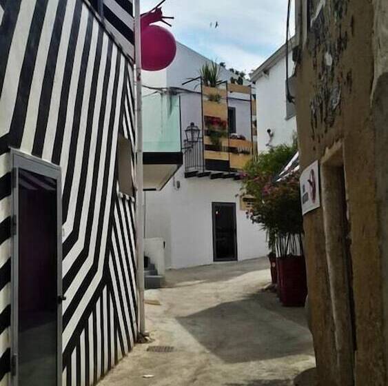 مبيت وإفطار Community Rooms & Wine