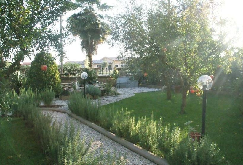 ベッドアンドブレックファースト Bed&breakfast Degli Ulivi