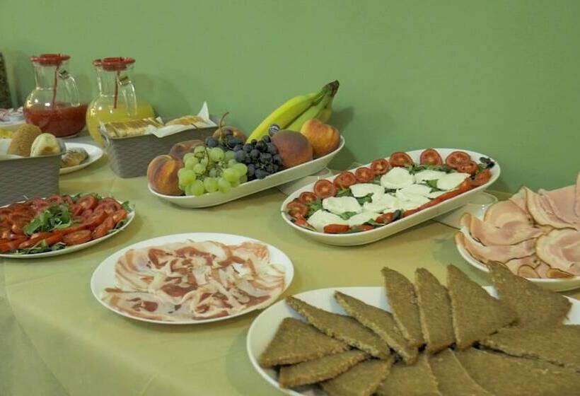 مسافرخانه Naxos Laguna Beach