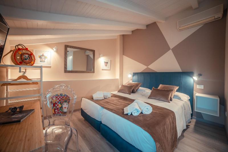 تختخواب و صبحانه A Coffa Rooms