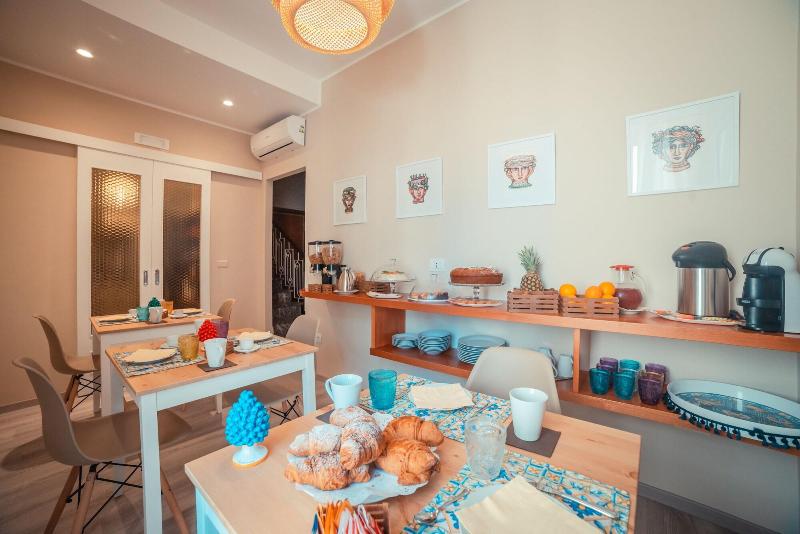 تختخواب و صبحانه A Coffa Rooms