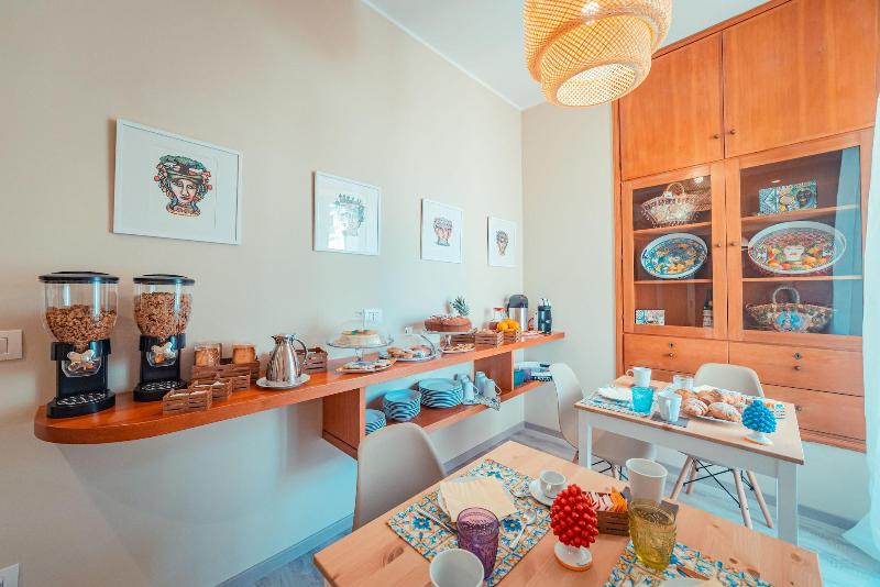 تختخواب و صبحانه A Coffa Rooms
