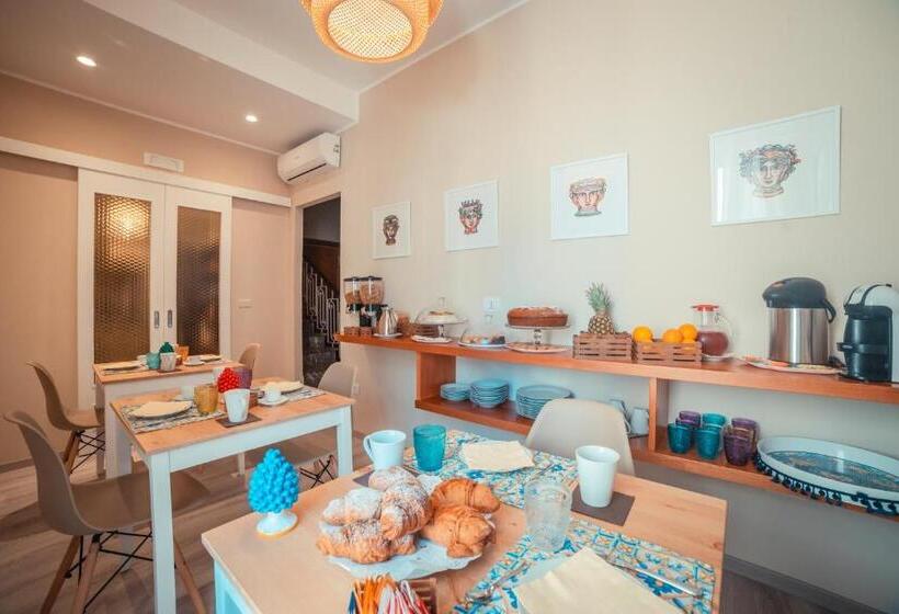 تختخواب و صبحانه A Coffa Rooms