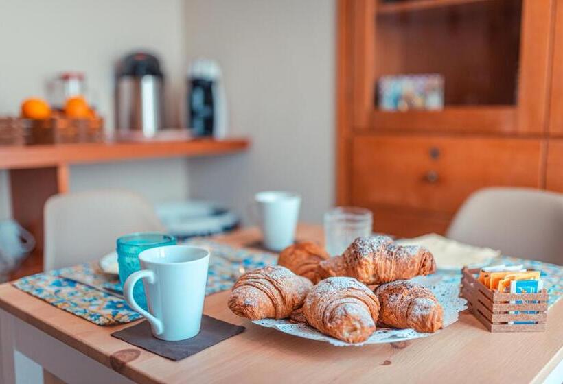 تختخواب و صبحانه A Coffa Rooms