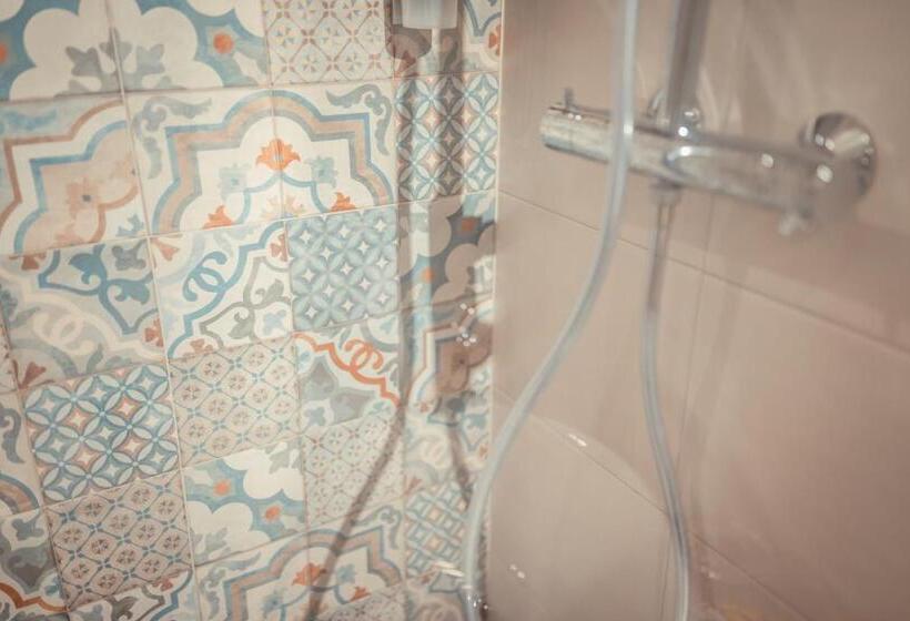 تختخواب و صبحانه A Coffa Rooms