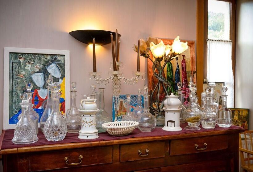 Отель Logis Hôtels Hostellerie Des Lauriers Hôtel Et Restaurant