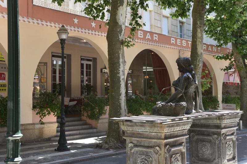 هتل Logis Hôtel Restaurant Grand Hôtel De Lyon