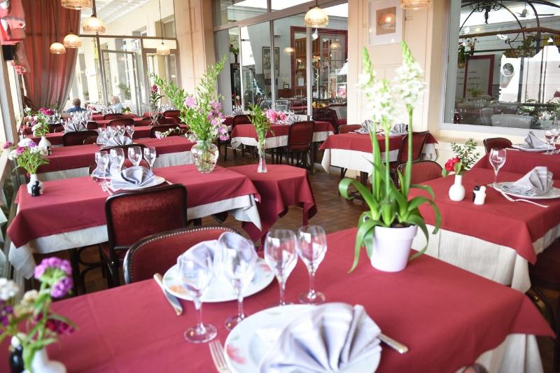 هتل Logis Hôtel Restaurant Grand Hôtel De Lyon