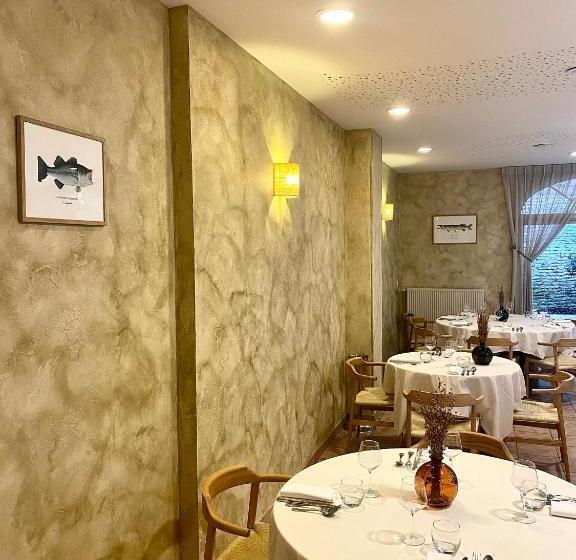 ホテル Logis Hôtels & Restaurant Le Cheval Blanc Et Clovis