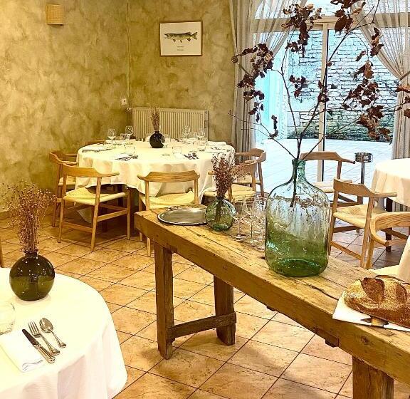 ホテル Logis Hôtels & Restaurant Le Cheval Blanc Et Clovis