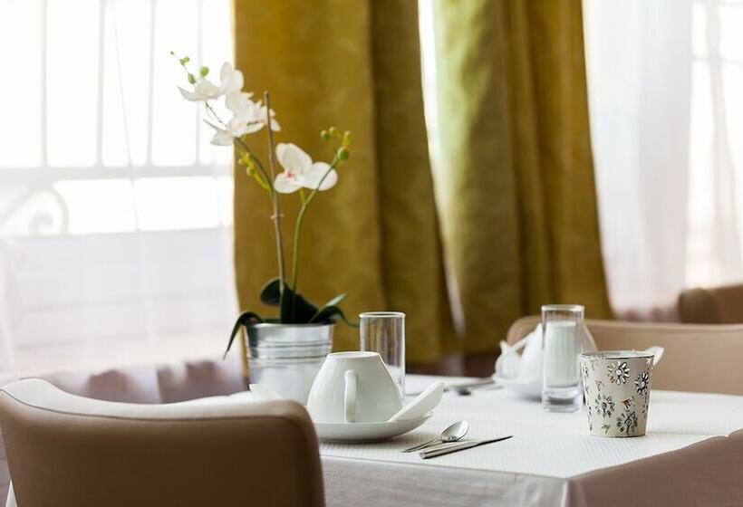 Отель Logis Le Relais Sarrasin