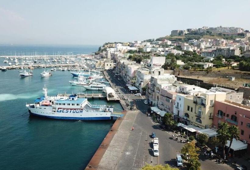 تختخواب و صبحانه Vento Di Mare
