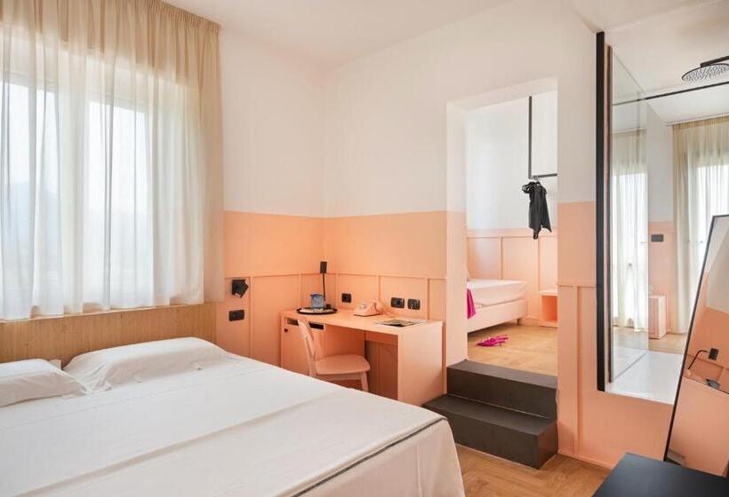 פונדק Re Versiliana