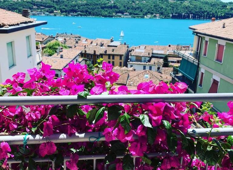 تختخواب و صبحانه Villa Ai Colli