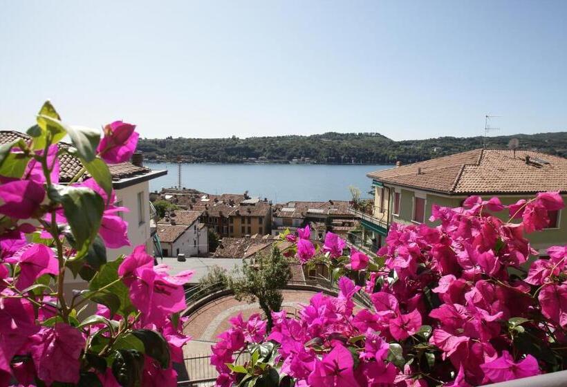 تختخواب و صبحانه Villa Ai Colli