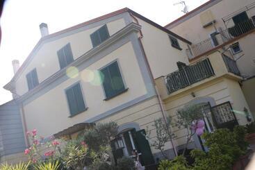 تختخواب و صبحانه Annabella S Country House
