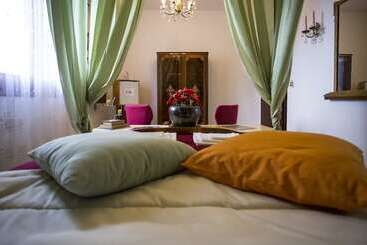 پانسیون The Villa Of Artists