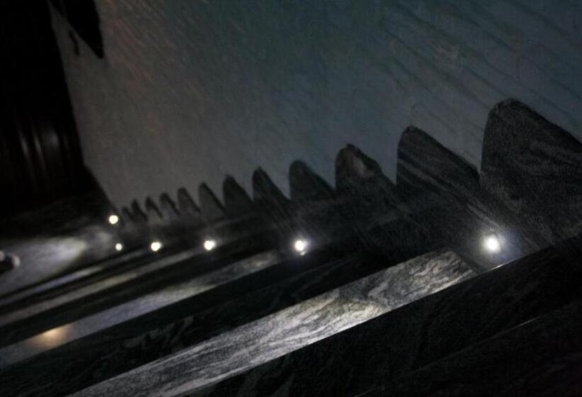 تختخواب و صبحانه The Liberty Palace