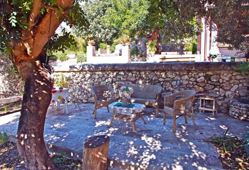 تختخواب و صبحانه La Ginestra