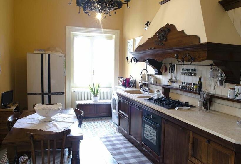 تختخواب و صبحانه Garibaldi 15