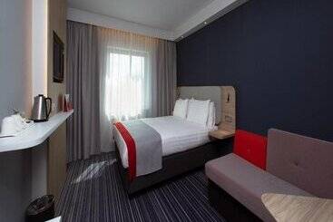 هتل Holiday Inn Express Geneva Airport, An Ihg