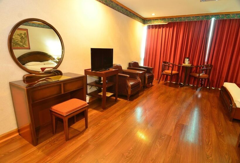 Fotos del hotel Holiday Plaza Hotel:  8