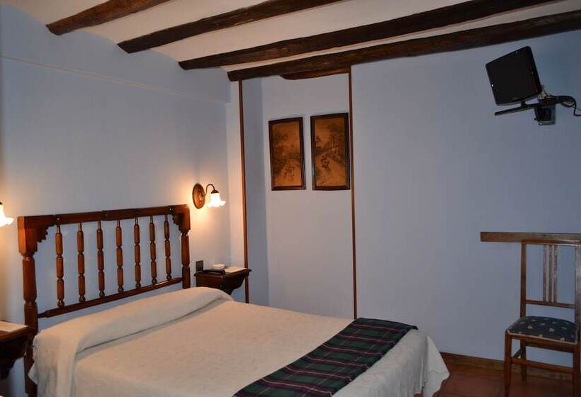 هتل Hostal Santa Agueda